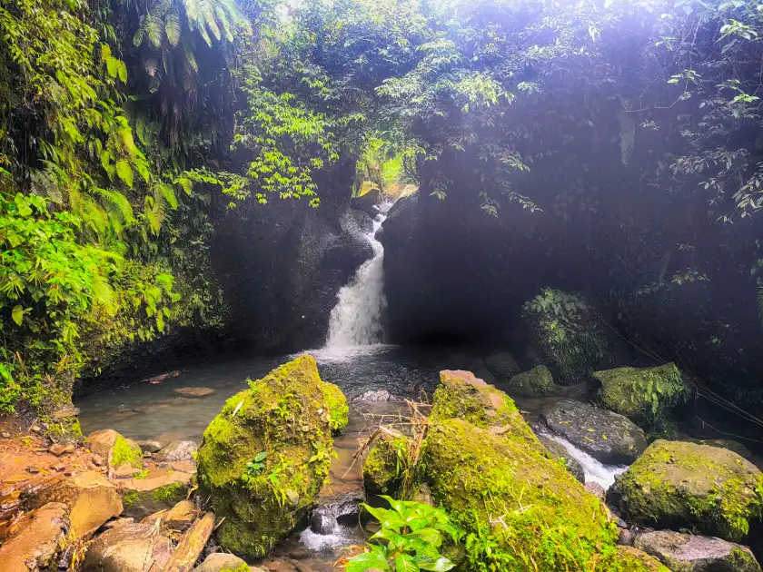 cascada tetebatu waterfall lombok baño rio