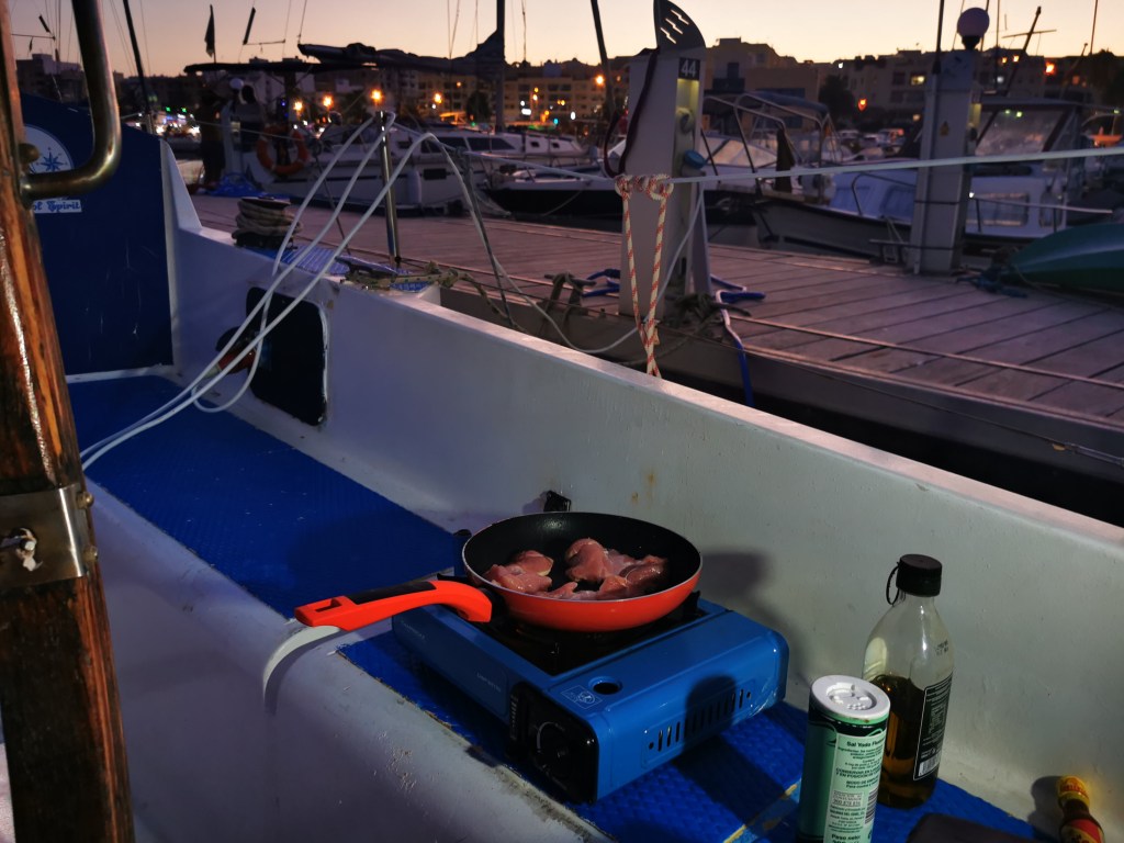 el espacio a bordo es crucial. cada centimetro cuenta en un velero