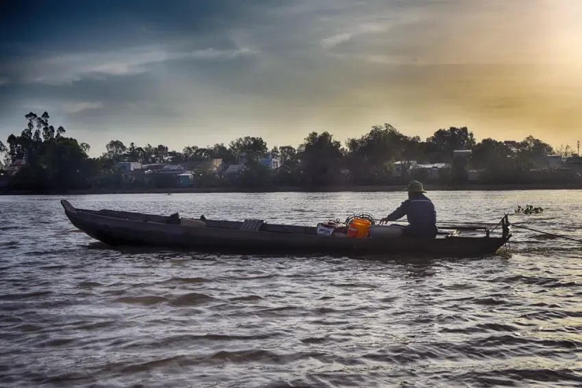 Pescadores del Delta. Mercado flotante. Lancha
