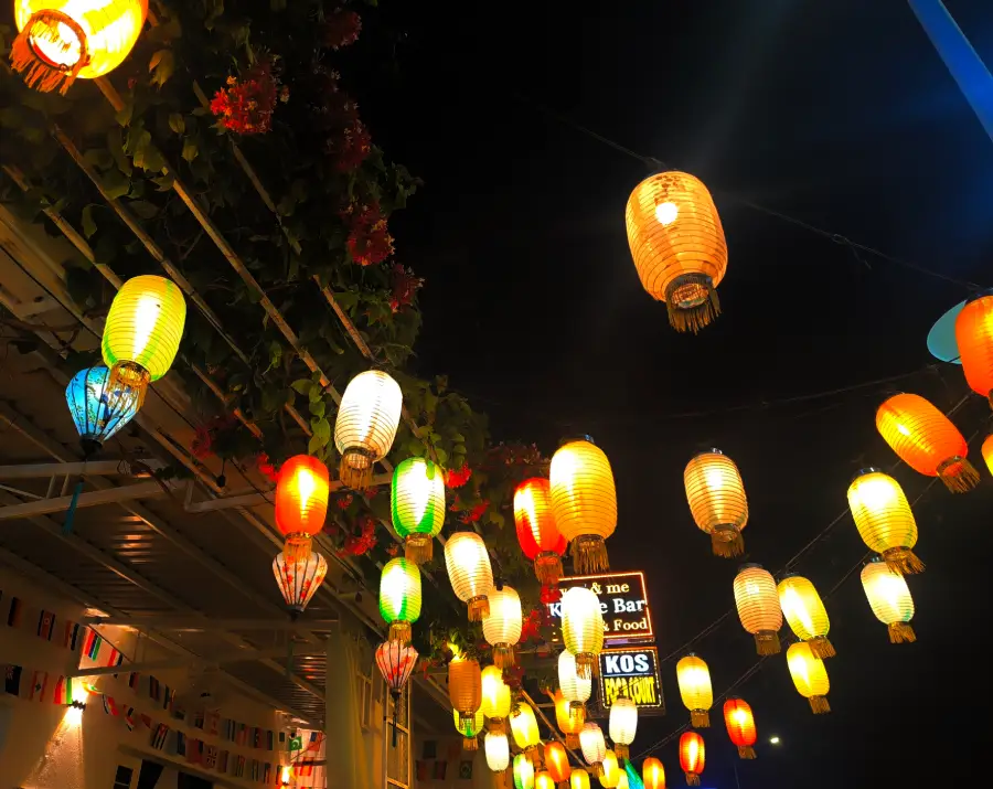 farolillos colores calle vietnam