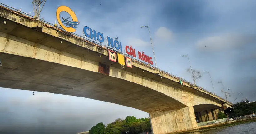puente de entrada al mercado flotante  de Cai Rang